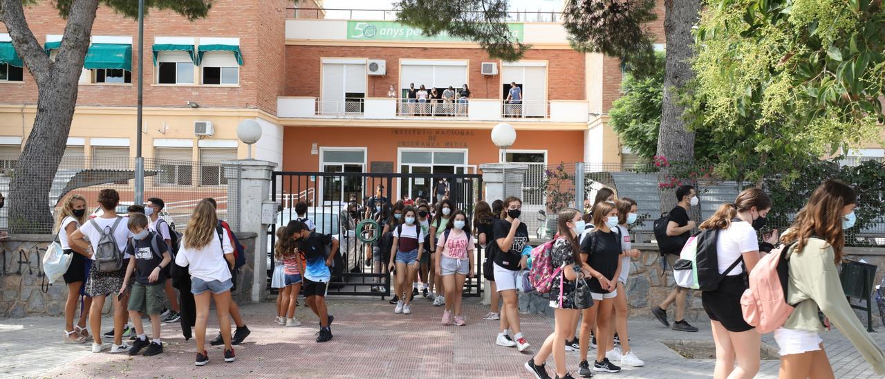 Salida de alumnos del IES La Asunción de Elche, durante la pandemia