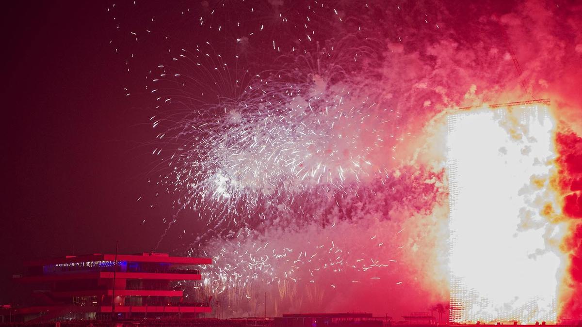 &#039;Mascletà&#039; vertical disparada en la Marina de València a cargo de Ricasa, en una imagen de archivo