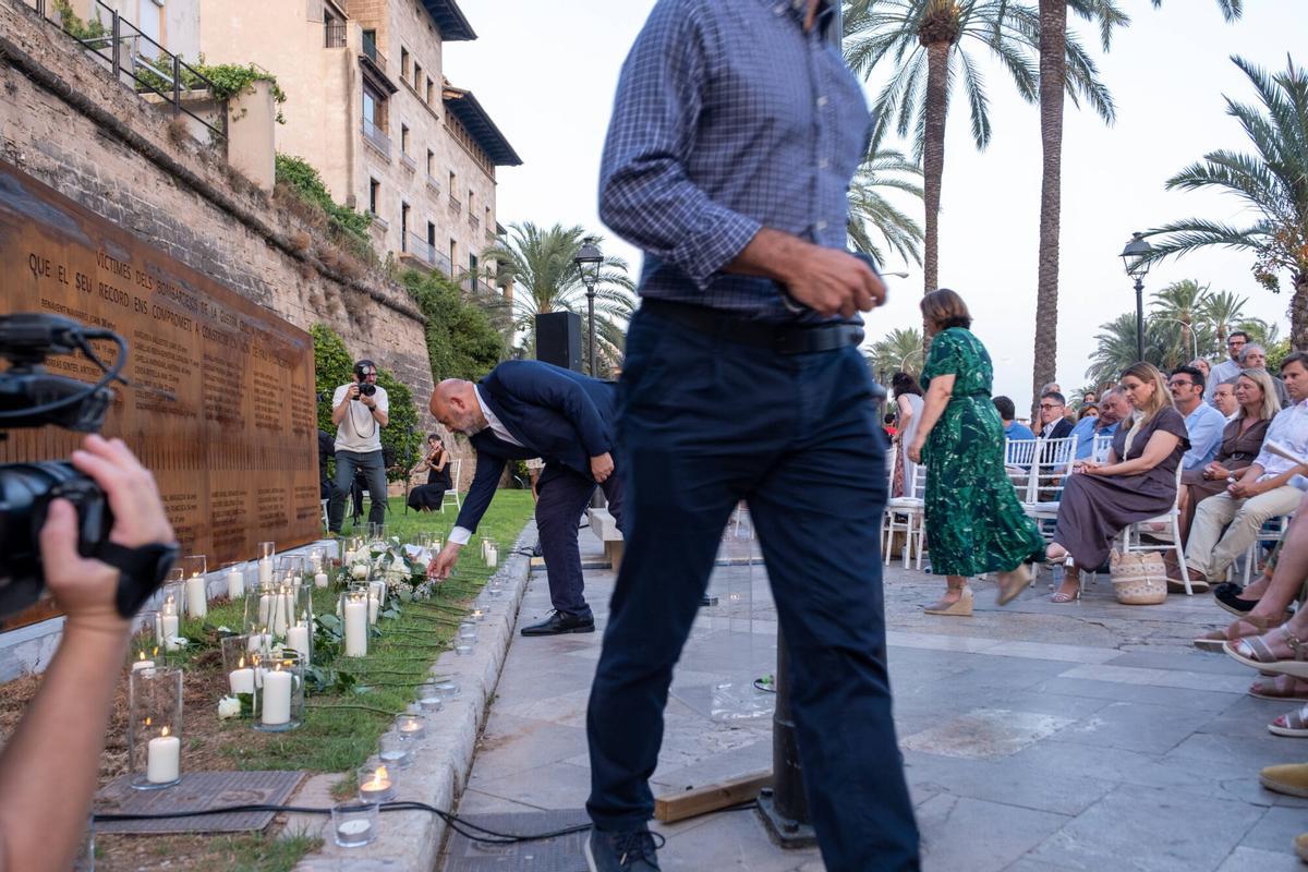 Prohens homenajea a las víctimas de los bombardeos republicanos sobre Palma en un acto sin Memòria de Mallorca