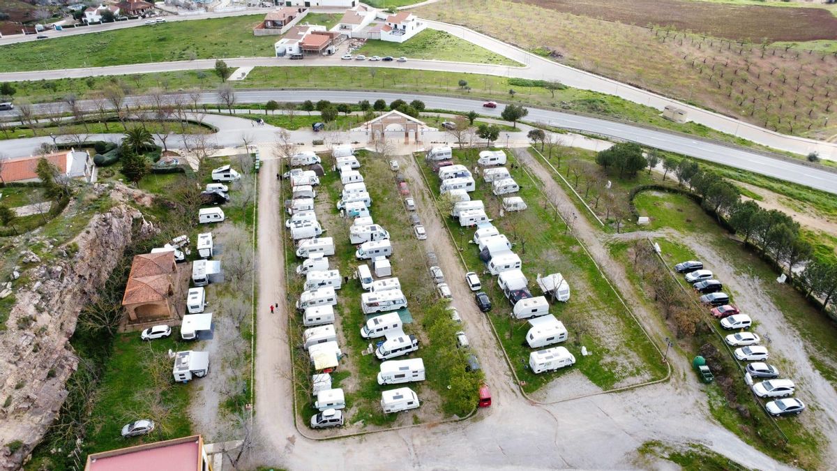 Algunas de las autocaravanas en la nueva área.