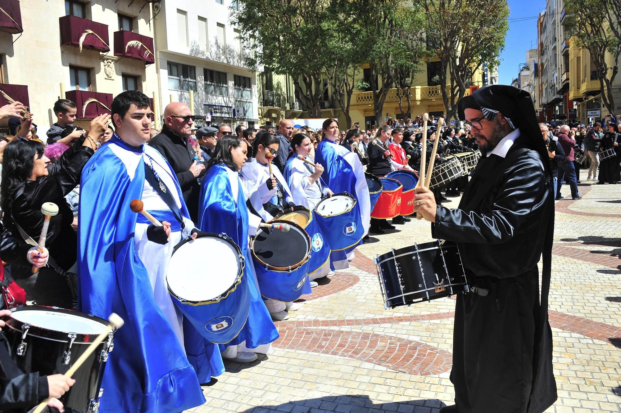 Tamborrada de semana santa en la plaza de Baix