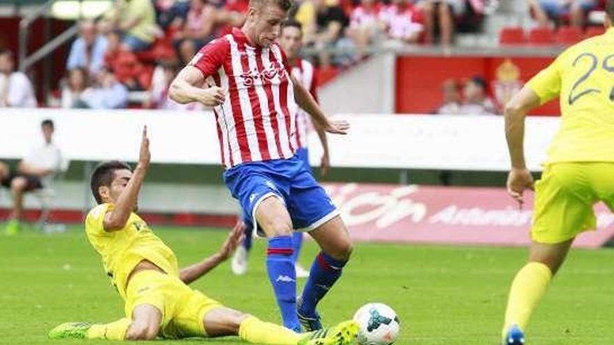 Álex Barrera intenta superar a un jugador del Villarreal durante el &quot;Villa de Gijón&quot; de 2013.