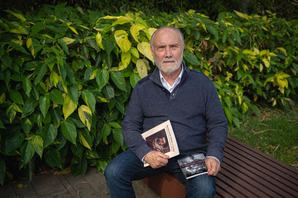 Carlos García, en el García Sanabría con los dos libros que acaba de presentar.