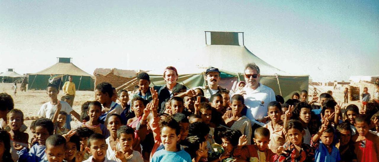 Francisco González y Manuel Fernández (tercero y cuarto por la izquierda de la fila de arriba), con niños en el campamento de Smara.