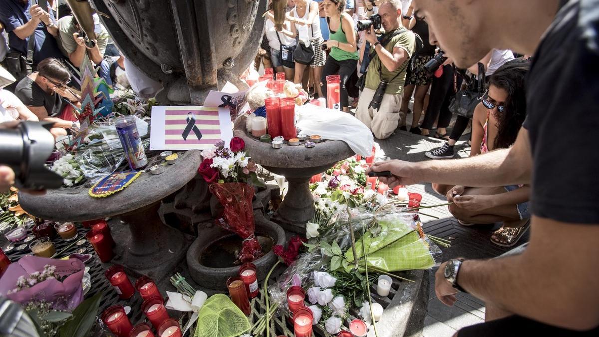 Ofrendas florales en la Rambla de Barcelona, un día después del atentado.