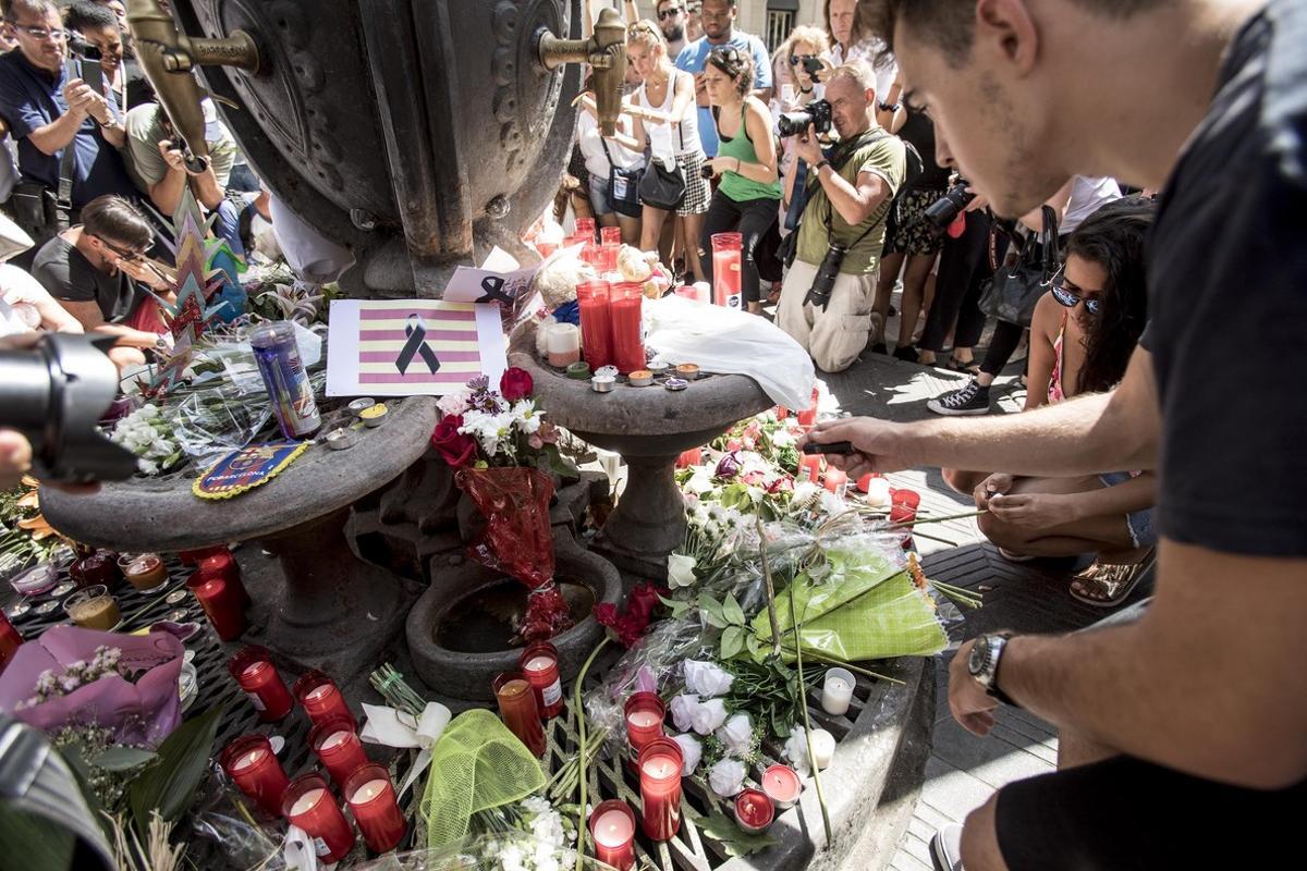 Ofrendas florales en la Rambla de Barcelona, un día después del atentado.