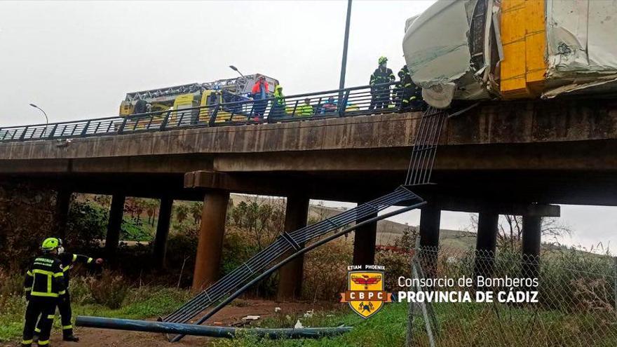 Un camión vuelca al chocar con un vehículo militar en un puente: ocurrió en Jerez