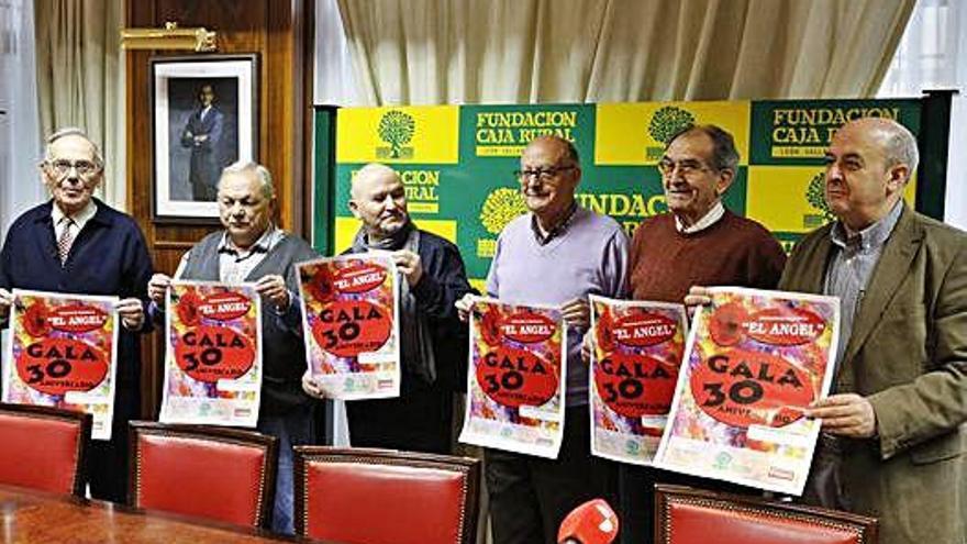 Feliciano Ferrero, de la Fundación Caja Rural, y los miembros de la asociación &quot;El Ángel&quot;, en la presentación.