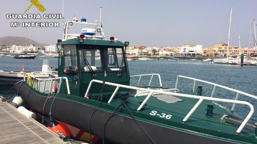 La Guardia Civil inspecciona la lancha que trasladó a la turista hasta el islote de lobos