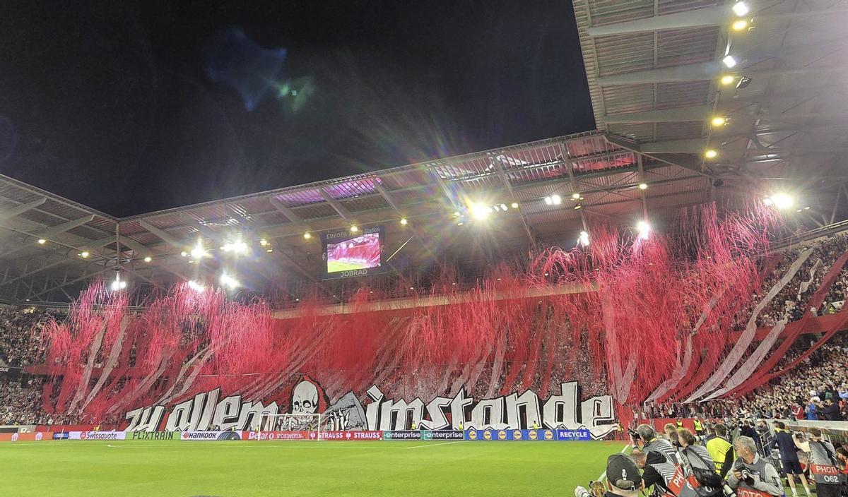 Tifo de los aficionados del Friburgo al comienzo del partido. | MARTA G.BREA