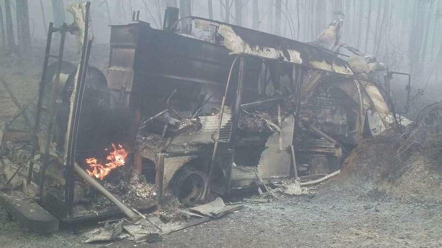Estado en el que quedó un camión del GES de Mugardos en el incendio en Mandía, Ferrol.
