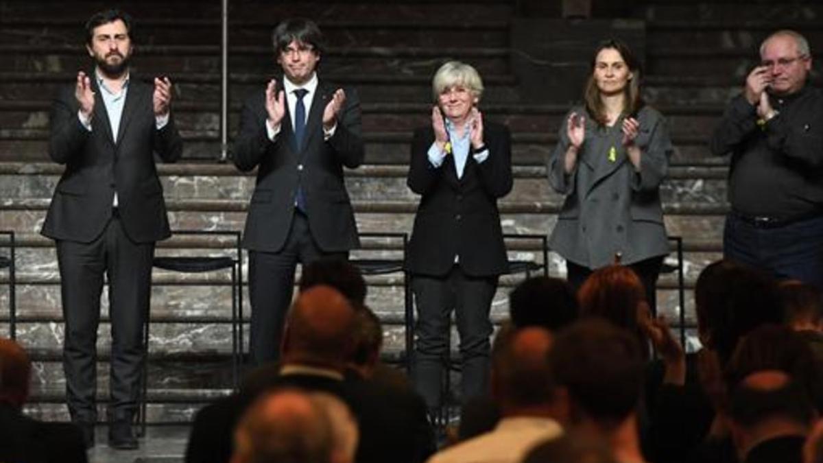 Puigdemont, con las 'conselleres' Ponsati y Serret, el 7 de noviembre en Bruselas