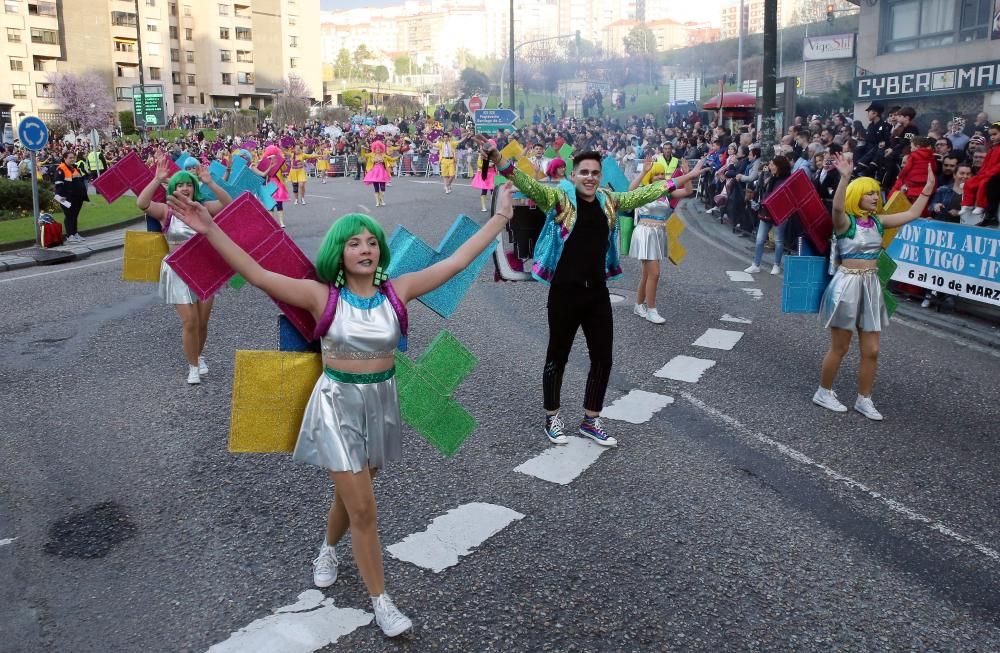 Miles de personas se congregan en el centro de la ciudad para seguir la marcha de las 28 agrupaciones que desfilaron entre Isaac Peral y la Porta do Sol.