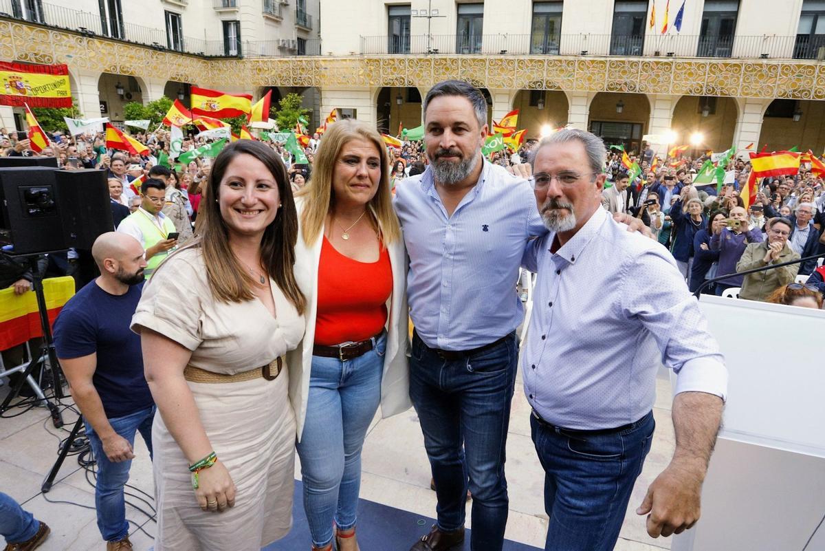 El candidato de Vox a la Presidencia de la Generalitat, Carlos Flores, junto con el presidente de Vox, Santiago Abascal, en un acto este martes en Alicante