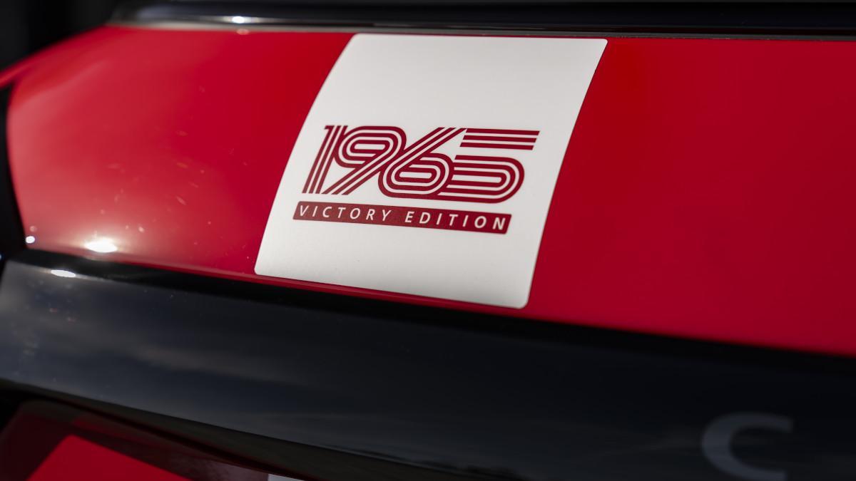 En la zaga, el distintivo “1965 Victory Edition” certifica una serie especial que celebra uno de los mayores hitos de Mini.