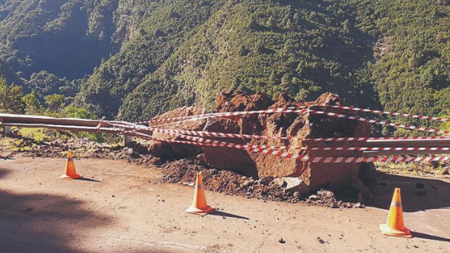 La carretera de Gallegos acumula innumerables desprendimientos cada año.