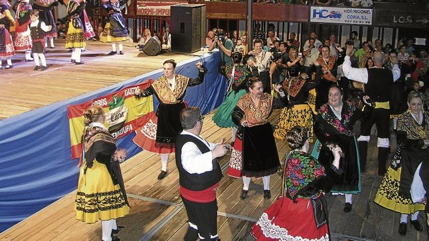 Un festival de música y baile reúne a seis grupos de folclore