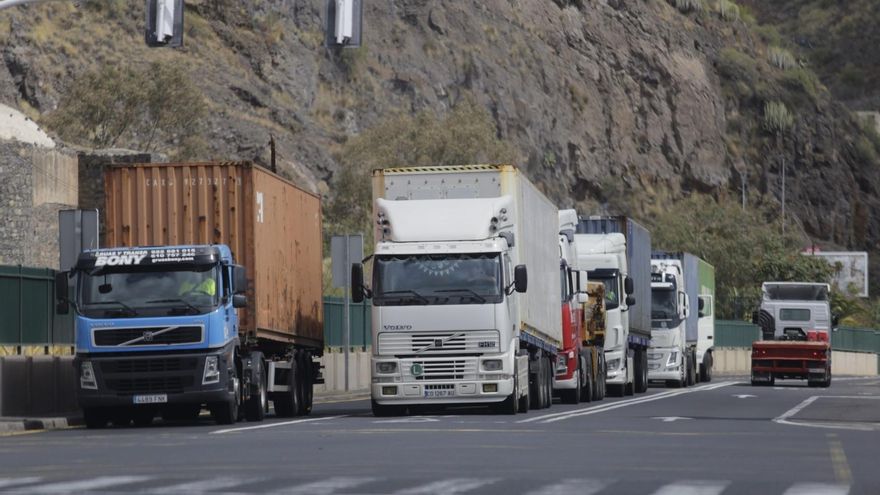 El alza de la gasolina hace tambalear los contratos de guaguas y transporte escolar