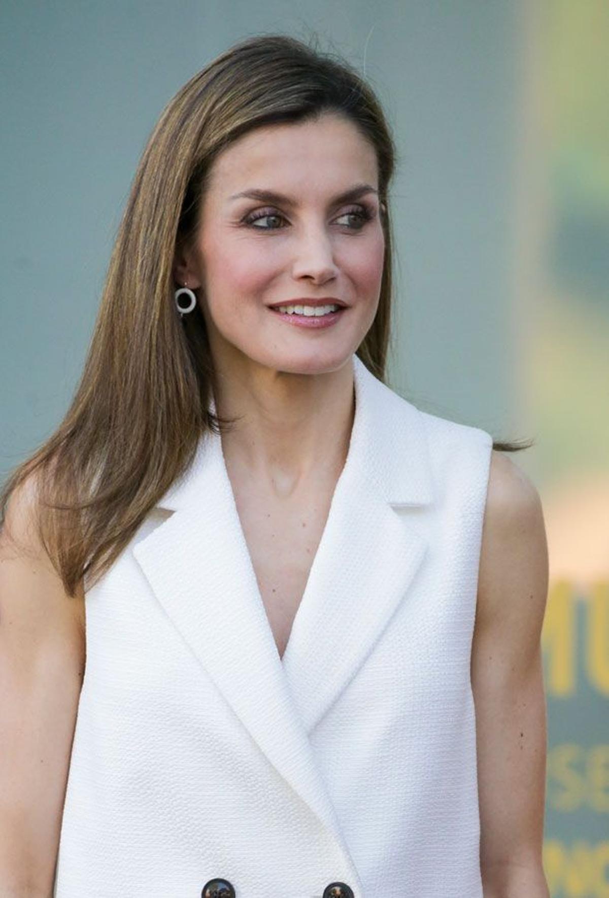 Detalle del look de Letizia Ortiz con maxi chaleco blanco