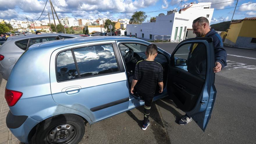 Cadena de favores en el colegio Orobal de Arucas contra el paro del transporte escolar en Canarias