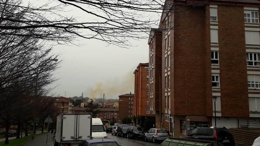 El humo amarillo que ayer salió desde las instalaciones de baterías de coque.