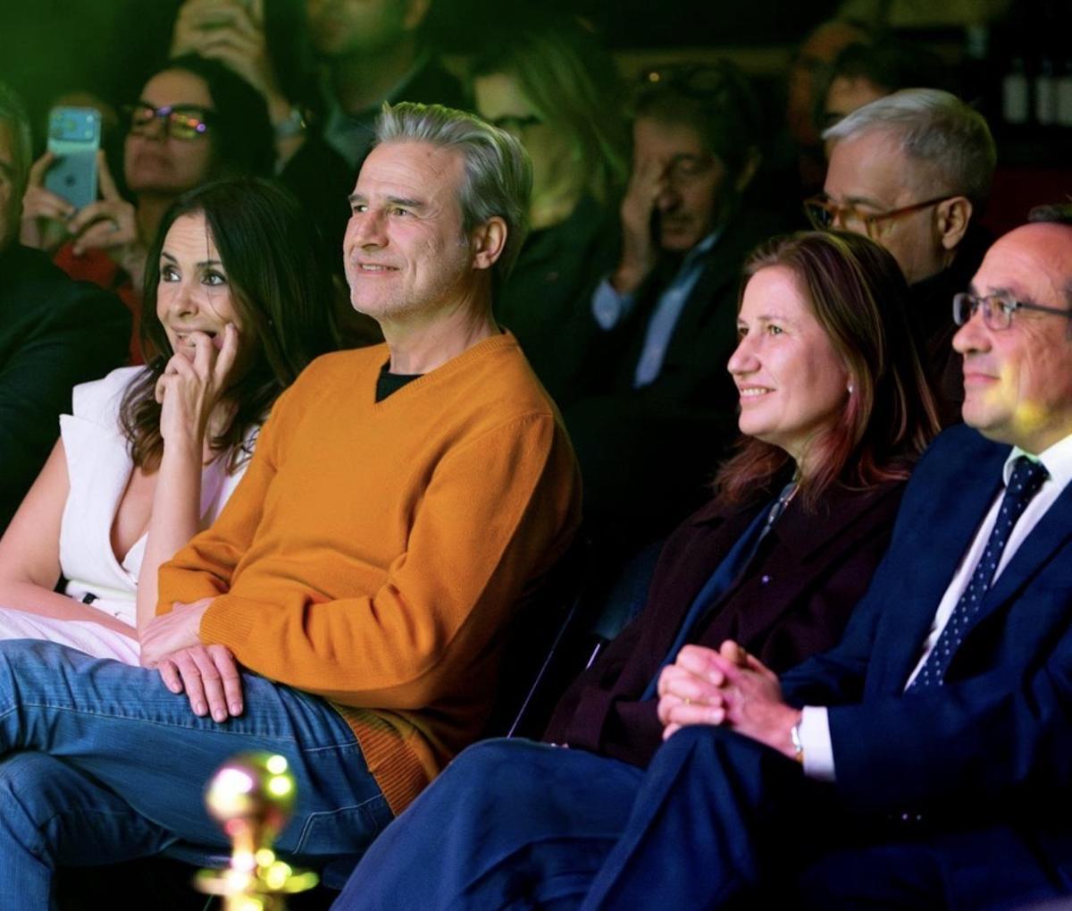El president del Parlament, Josep Rull, junto a la presidenta del Gremi de Restauració, Núria Solà y los actores Alberto San Juan y Melani Olivares.
