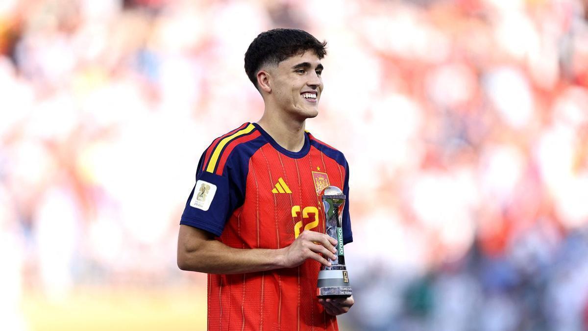 Pau Cubarsí, con el trofeo al mejor futbolista joven del pasado Mundial.