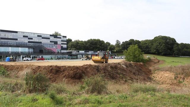 El Concello lleva meses realizando un relleno en parte de los terrenos del área deportiva proyectada.