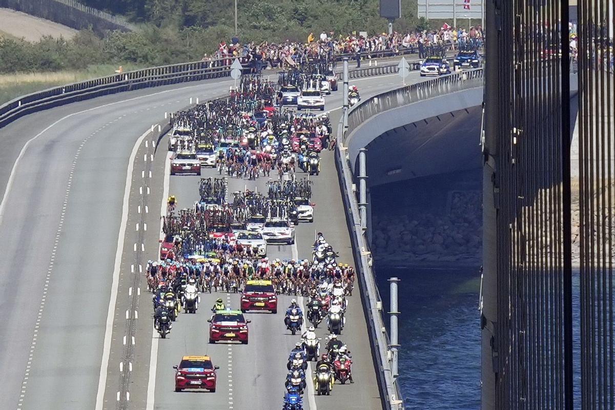 Great Belt Bridge (Denmark), 02/07/2022.- The peloton crosses the Great Belt Bridge during the second stage of the Tour de France 2022 cycling race, over 202.5km between Roskilde and Nyborg, Denmark, 02 July 2022. (Ciclismo, Dinamarca, Francia) EFE/EPA/Mads Claus Rasmussen DENMARK OUT