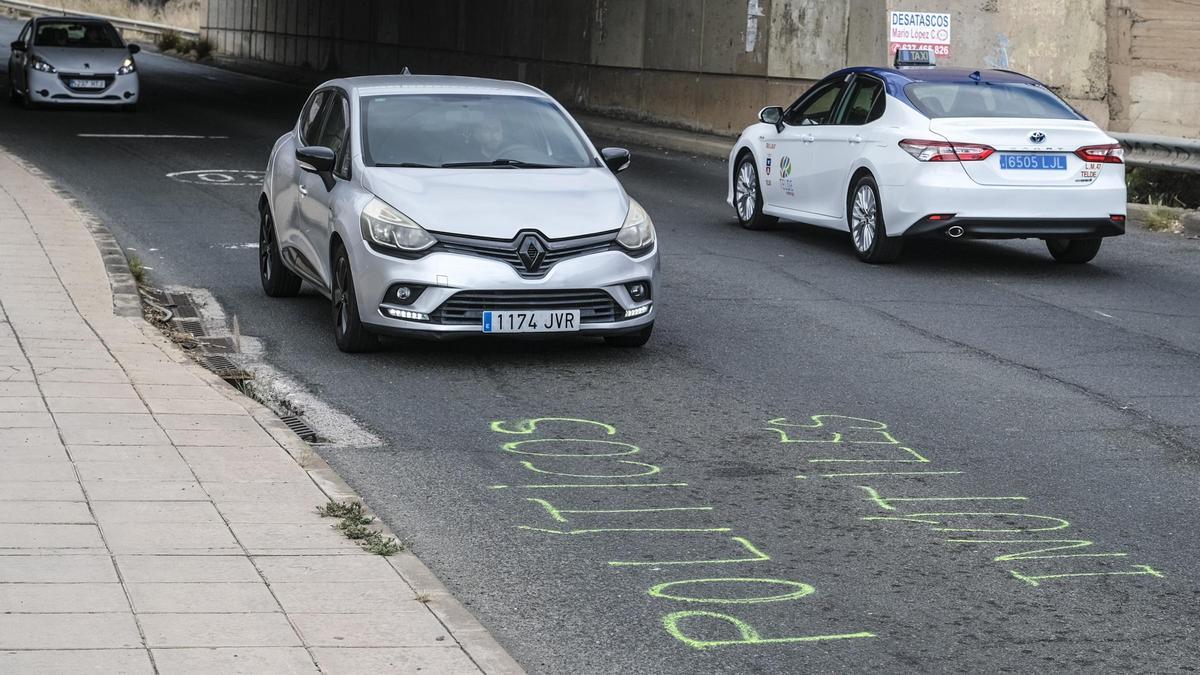 Pintadas con la frase ‘políticos inútiles’ en el polígono de Salinetas.