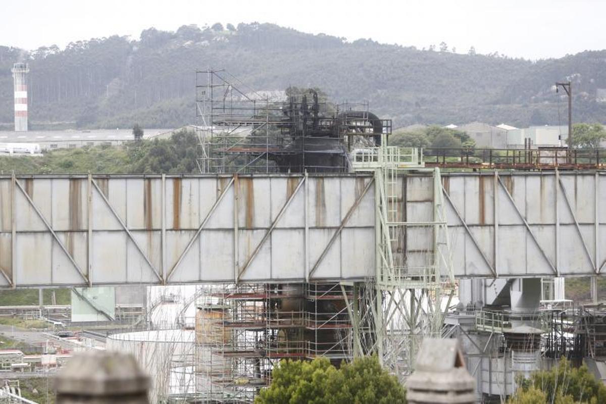 Instalaciones de Repsol, ayer, tras el incendio. |   // IAGO LÓPEZ