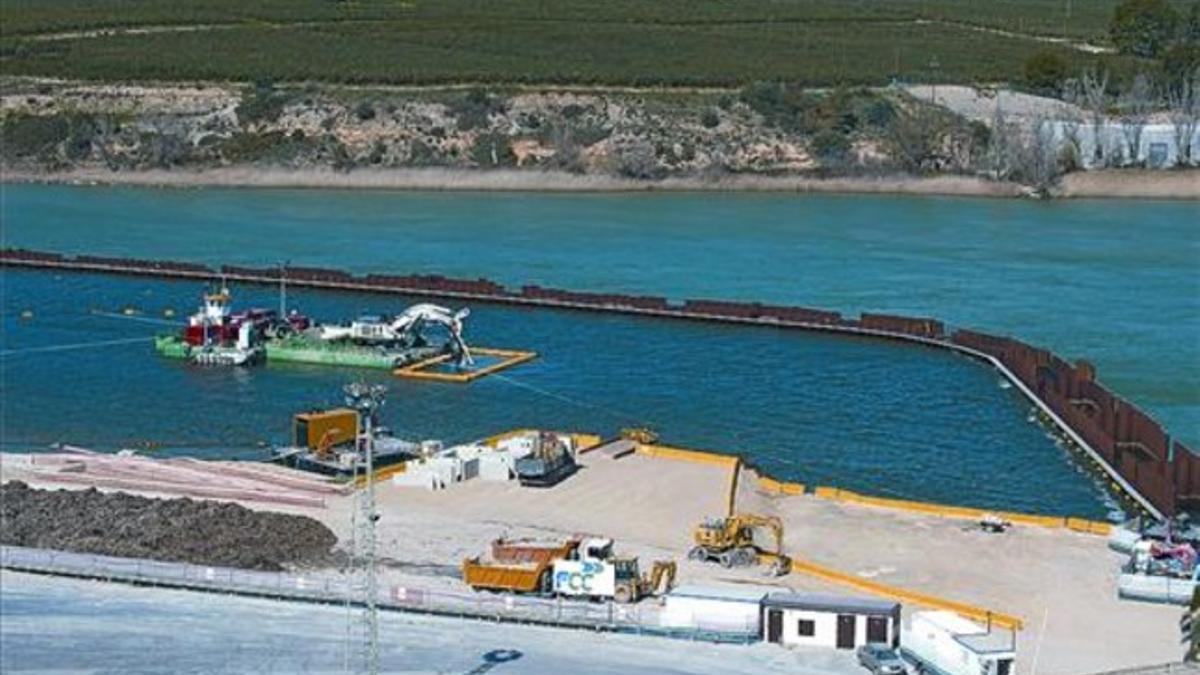 Los trabajos de descontaminación del embalse de Flix, la semana pasada.