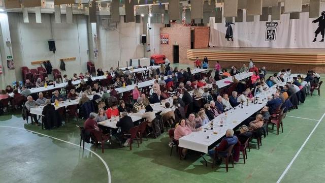 El ayuntamiento organizó una merienda en el pabellón.
