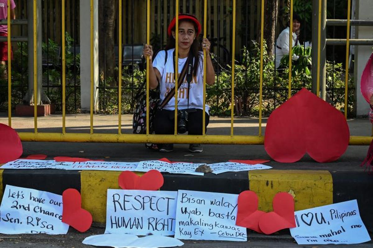 Un manifestante a favor del divorcio posa para una foto durante una manifestación el Día de San Valentín frente al edificio del Senado en Pasay, Metro Manila