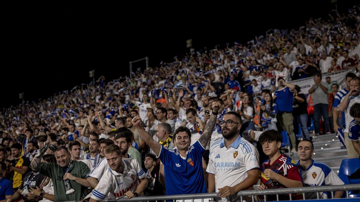 La afición del Real Zaragoza en el último partido ante el CD Teruel en el Ibercaja Estadio.