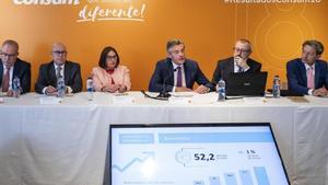 Juan Luis Durich (centro), director general de Consum, en la presentación de los resultados de la cooperativa de 2018