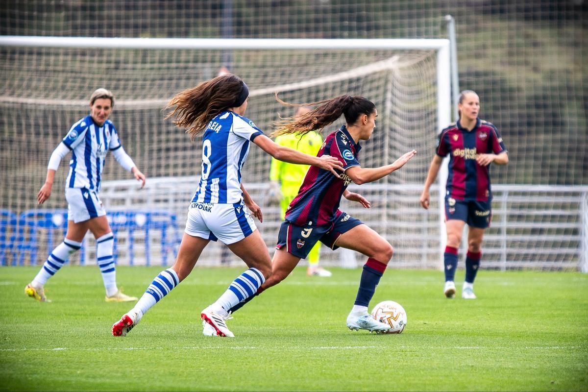 Ari Arias en el partido contra la Real Sociedad en Buñol