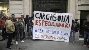 Acción de los vecinos de Nou Barris para parar el desahucio.