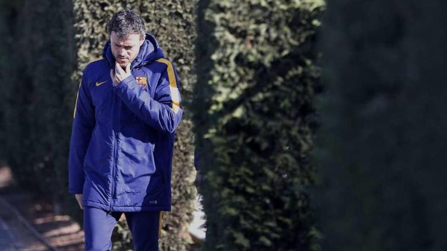 Luis Enrique se dirige a la sala de prensa de las instalaciones de San Joan Despí. // Alejandro García