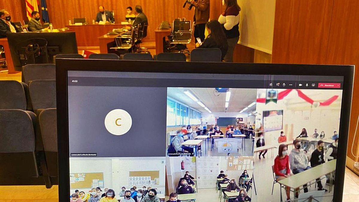 A recent telematic session, with schoolchildren, in the plenary hall of the Orihuela City Council. A recent telematic session, with schoolchildren, in the plenary hall of the Orihuela City Council.