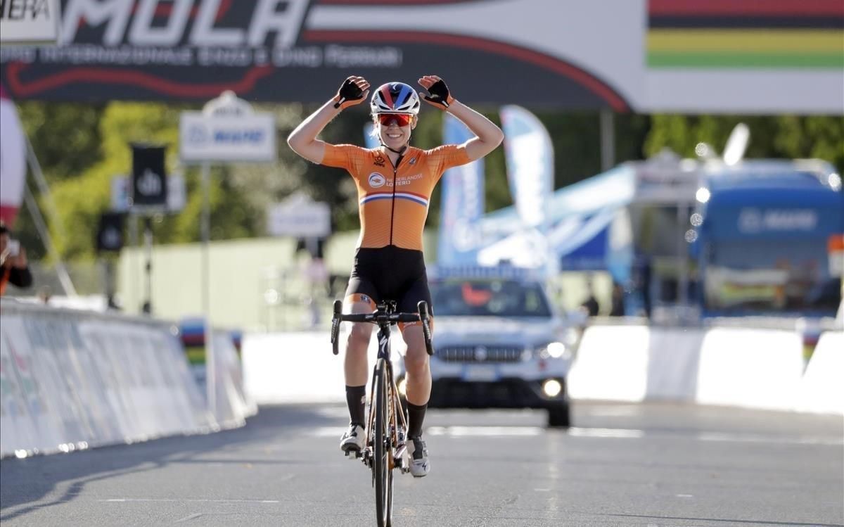 segea55123009 netherlands anna van der breggen celebrates winning the wom200926172232 segea55123009 netherlands anna van der breggen celebrates winning the wom200926172232