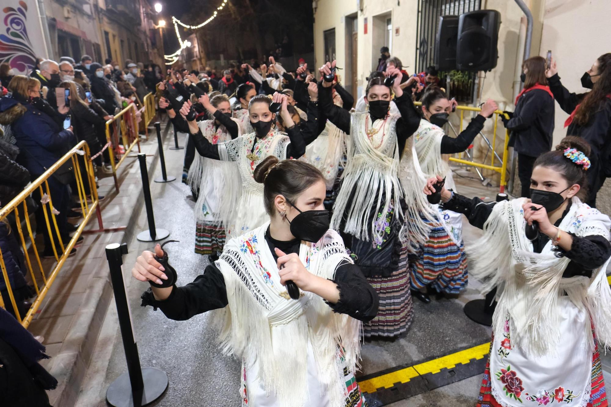 Los eldenses festejan a San Antón, patrón de los Moros y Cristianos, con las típicas vueltas a la hoguera, la bendición de animales, las tradicionales danzas y el reparto del pan