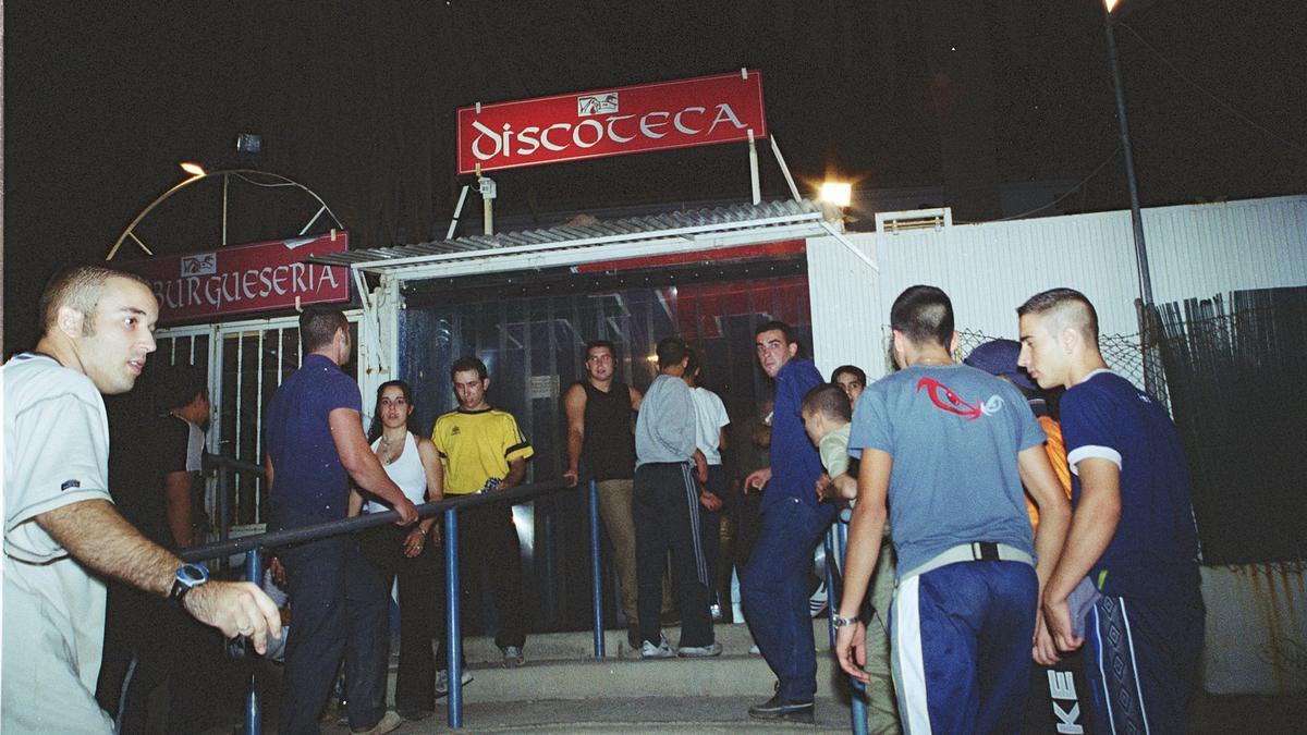 Jóvenes acceden a las instalaciones de Masía, en una foto de archivo del 2001.