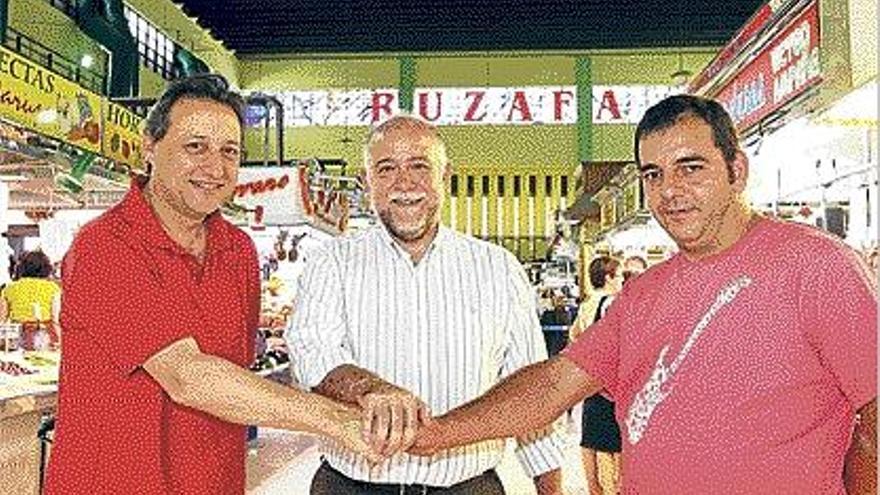 Juanjo García y José Jarauta flanquean a Fernando Luna en el interior del mercado.