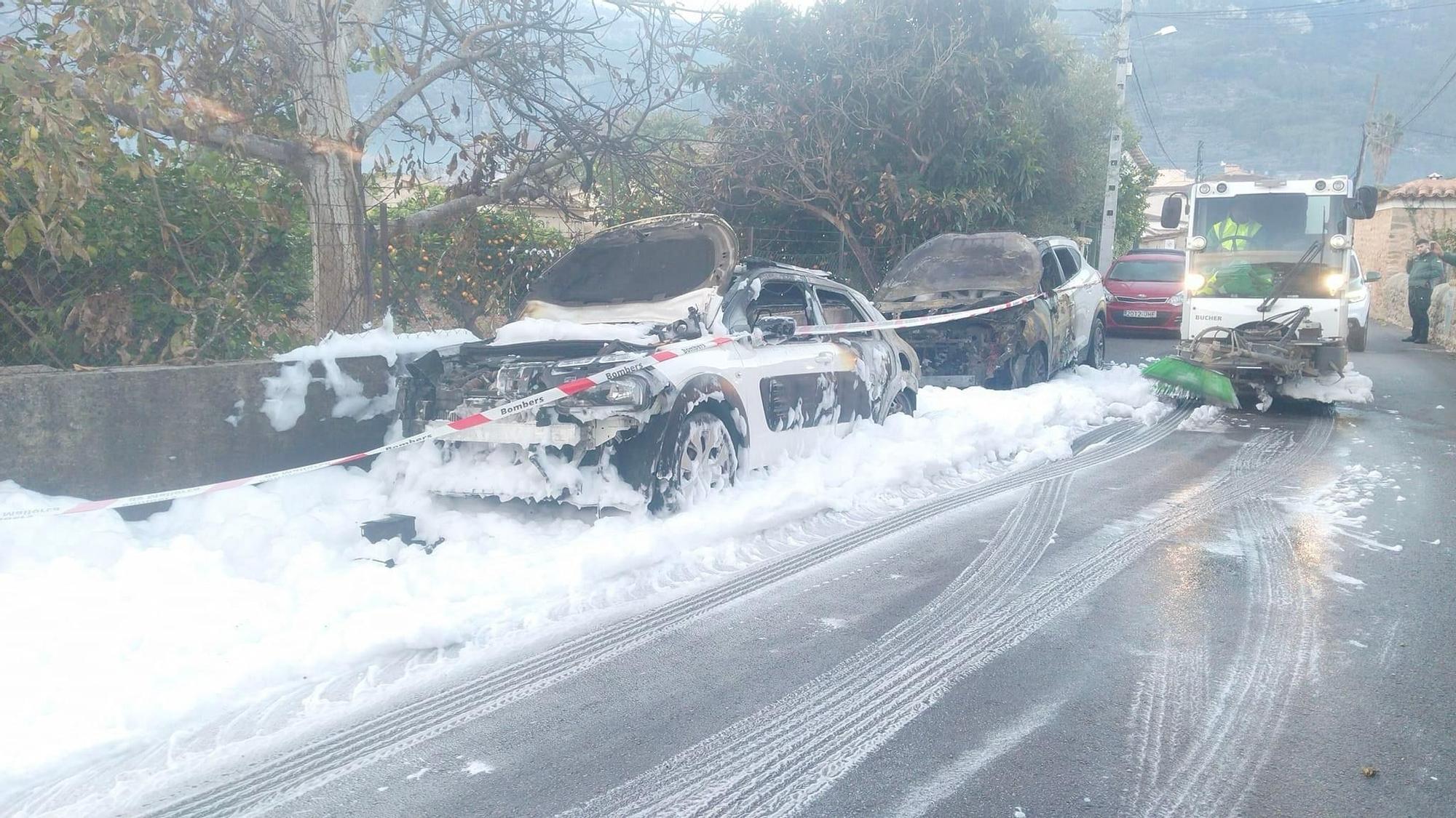 FOTOS │Incendian cuatro coches estacionados en Sóller