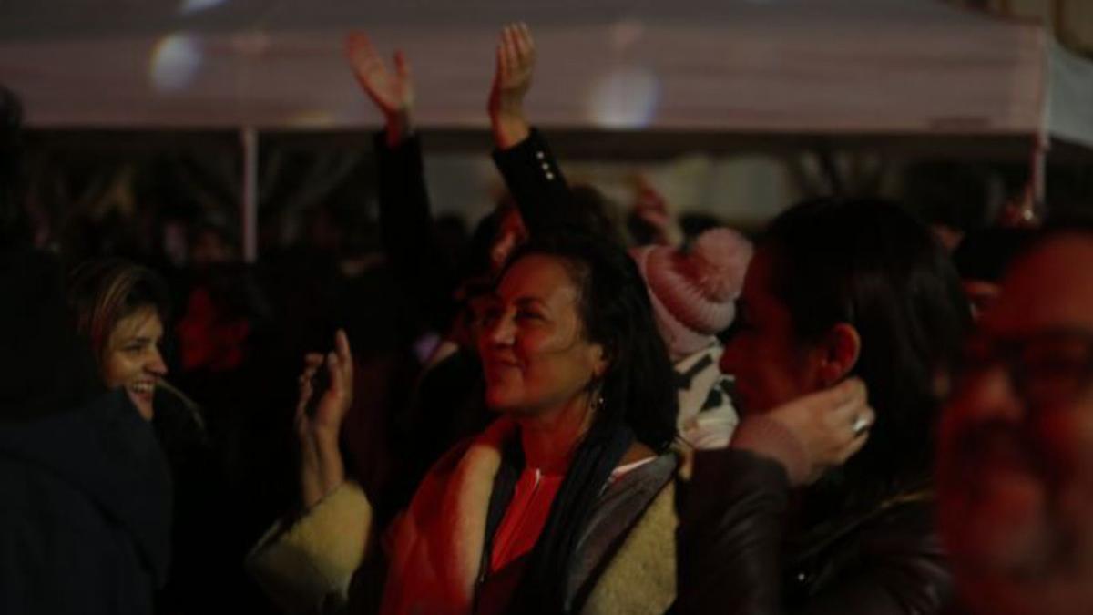 La música de Joven Dolores sonó durante una hora y media en la plaza de Sant Jordi. | TONI ESCOBAR