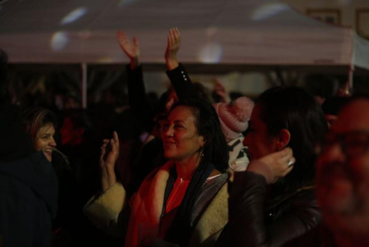 La música de Joven Dolores sonó durante una hora y media en la plaza de Sant Jordi. | TONI ESCOBAR