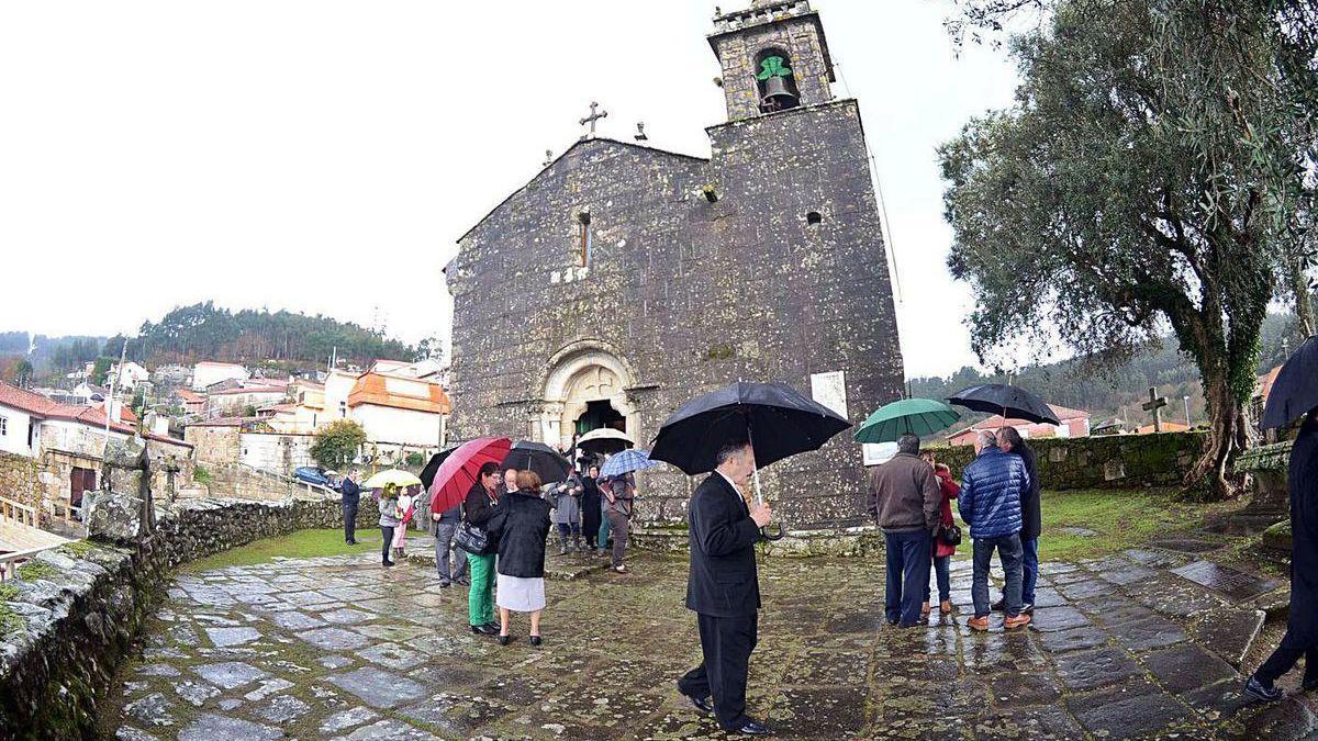 Entorno de la iglesia románica de Simes, en Meaño.