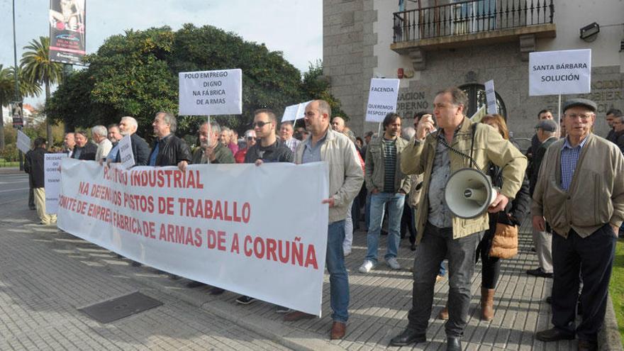 Concentración del antiguo comité de la fábrica de armas y los trabajadores despedidos frente a la delegación del Gobierno en A Coruña.