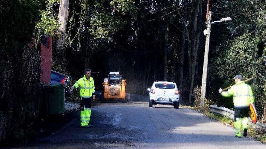 Operarios trabajando en el vial en la mañana de ayer. // Gonzalo Núñez